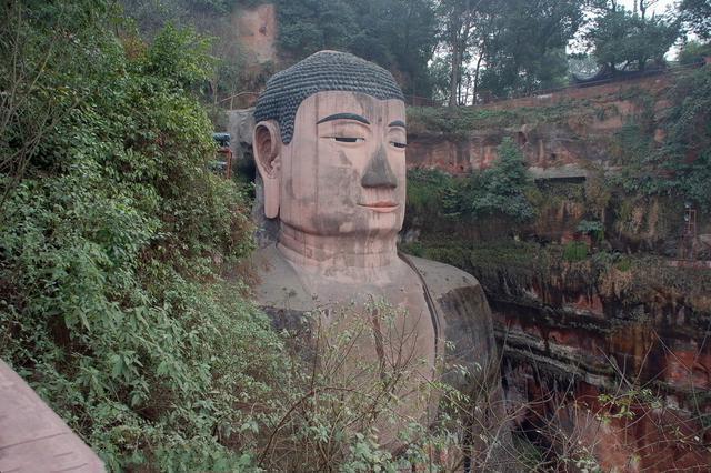 樂(lè)山大佛為何以屹立千年？又為何既不雙手合十也不打坐呢？