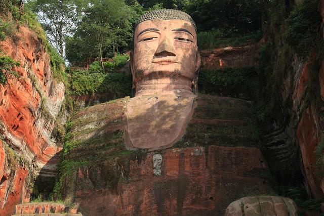 樂(lè)山大佛為何以屹立千年？又為何既不雙手合十也不打坐呢？