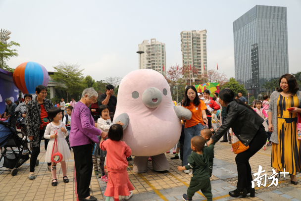 想要和萌萌噠的“鴨梨哥”見面嗎？快來布吉雕塑公益巡展吧