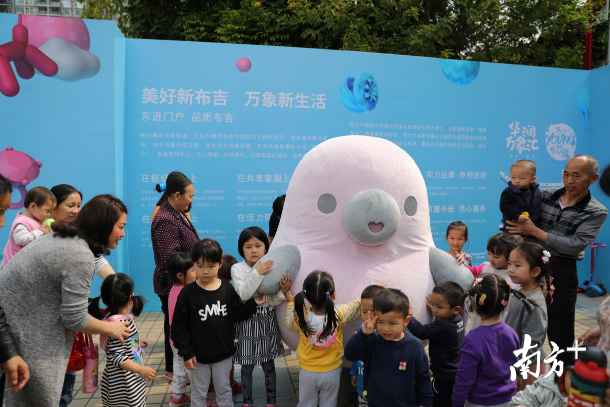 想要和萌萌噠的“鴨梨哥”見面嗎？快來布吉雕塑公益巡展吧