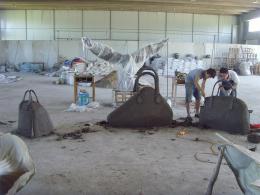 hj1709 箱包雕塑泥塑_青島國(guó)際服裝城不銹鋼雕塑、石雕、玻璃鋼雕塑_濱州宏景雕塑有限公司